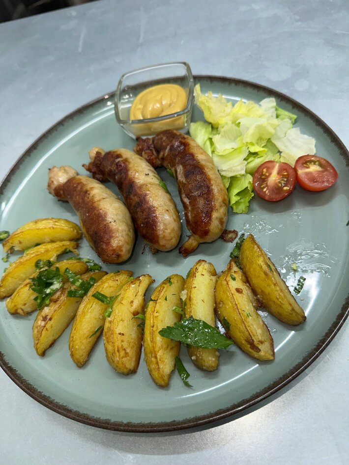 Колбаски «Домашние» с картофельными дольками и горчицей