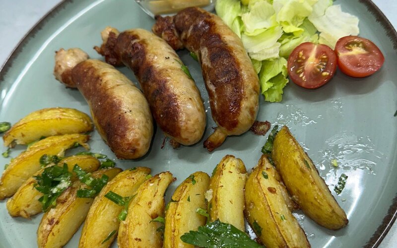 Колбаски «Домашние» с картофельными дольками и горчицей