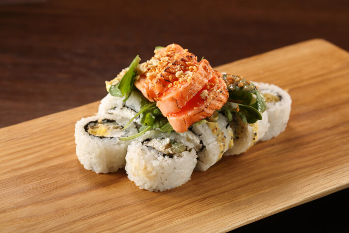 Ролл с татаки из лосося и соусом из маракуйи