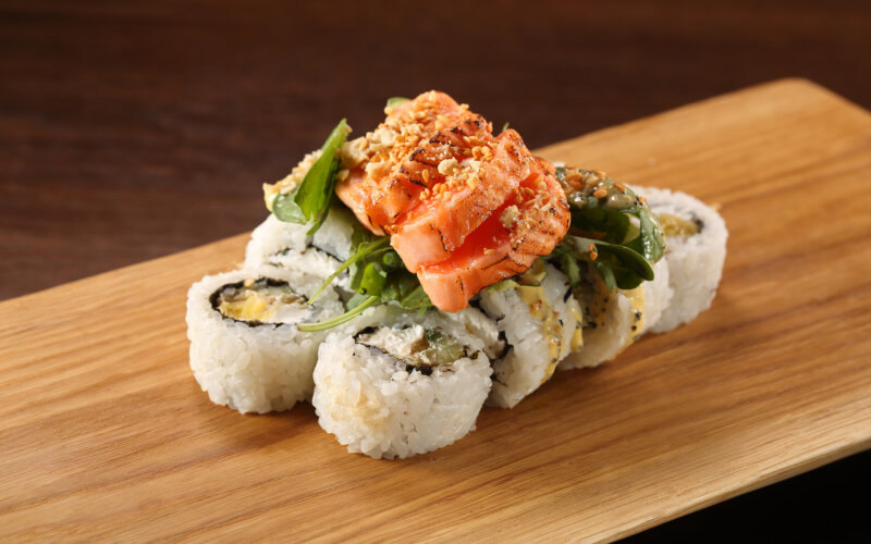 Ролл с татаки из лосося и соусом из маракуйи