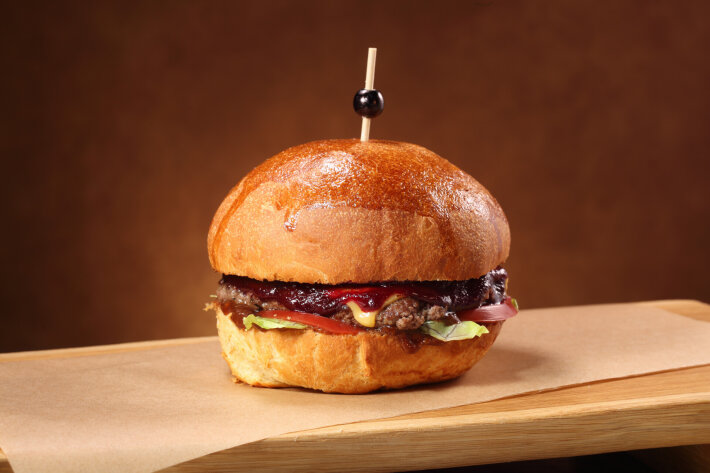 Бургер с олениной и вишнёвым соусом