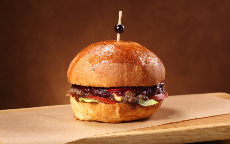 Бургер с олениной и вишнёвым соусом