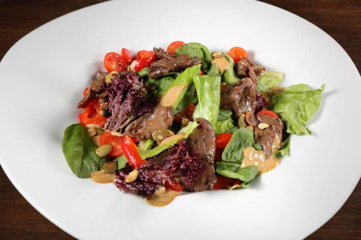 Салат с маринованной говядиной в устрично-трюфельном соусе