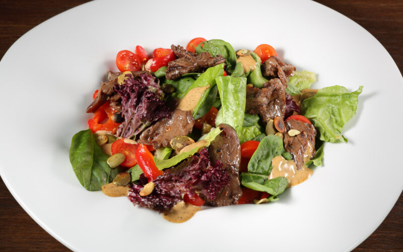 Салат с маринованной говядиной в устрично-трюфельном соусе