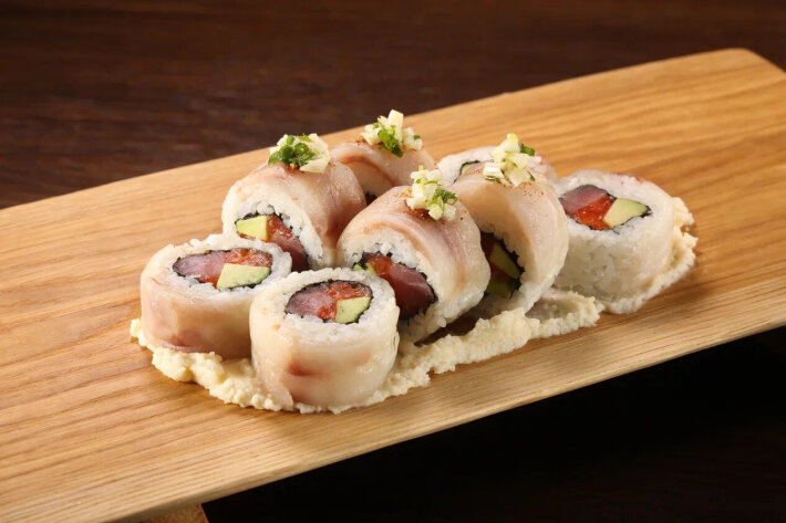 Ролл с сибасом, лососем, тунцом и пюре из сельдерея