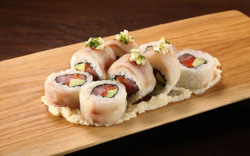 Ролл с сибасом, лососем, тунцом и пюре из сельдерея