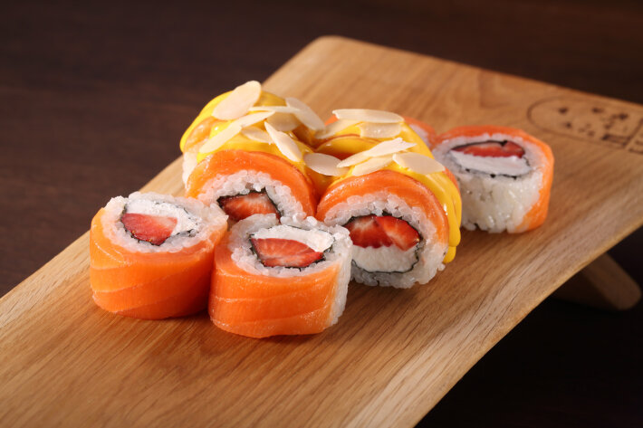 Лосось с клубникой и соусом манго