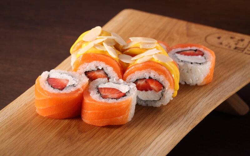 Лосось с клубникой и соусом манго