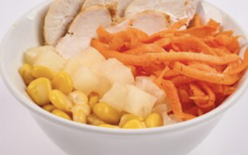 Салат с курицей и ананасами