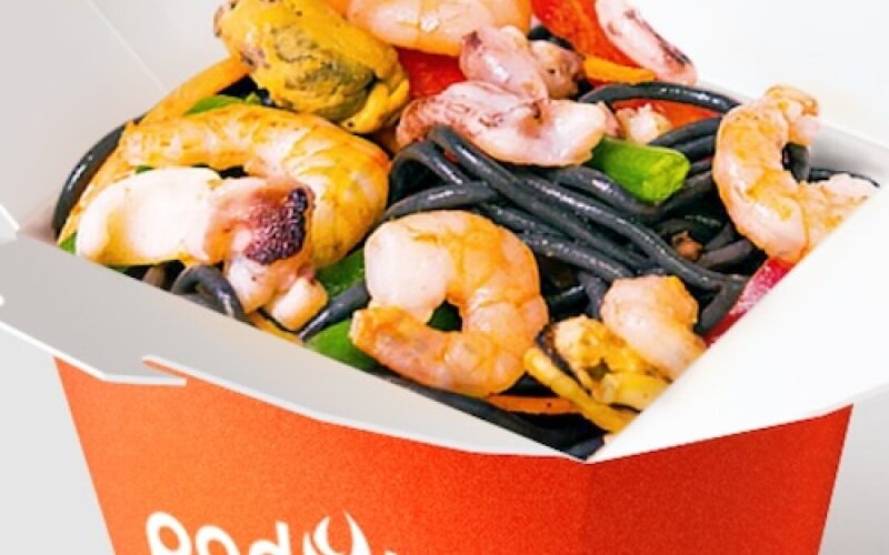 Морепродукты в кисло-сладком соусе с чернильной лапшой