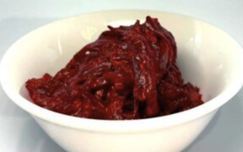 Салат со свеклой, чесноком и маринованным огурцом