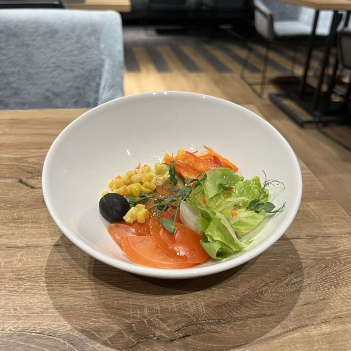 Салат с огурцами, сладким перцем и редисом