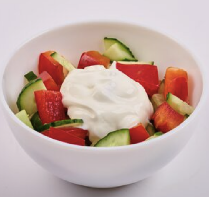 Салат овощной со сметаной