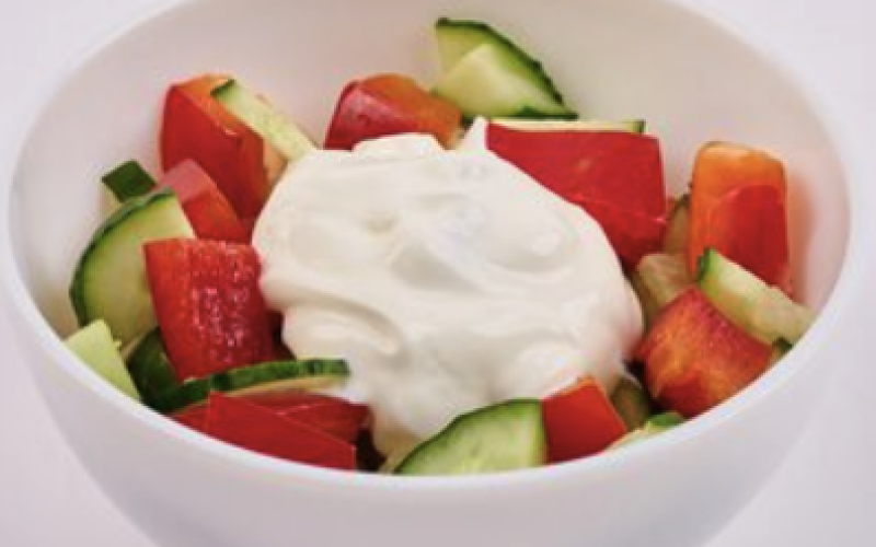 Салат овощной со сметаной