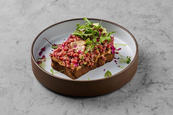 Луста на темном хлебе с тар-таром из говядины и ореховым кремом