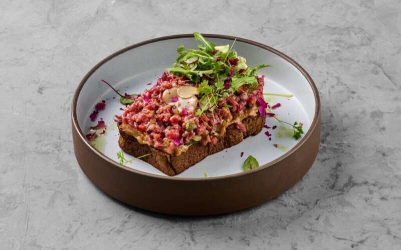 Луста на темном хлебе с тар-таром из говядины и ореховым кремом