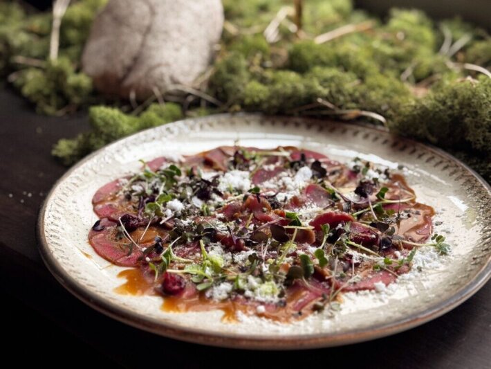 Карпаччо из фермерской говядины с полесскими боровиками