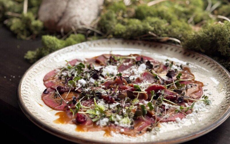 Карпаччо из фермерской говядины с полесскими боровиками