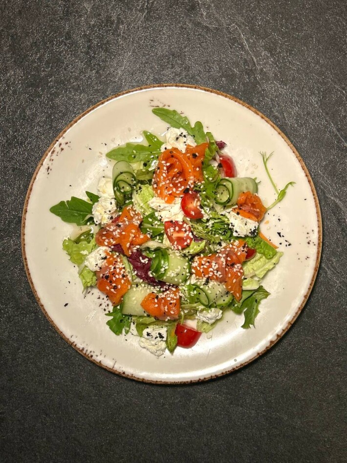 Салат с форелью и творожным сыром