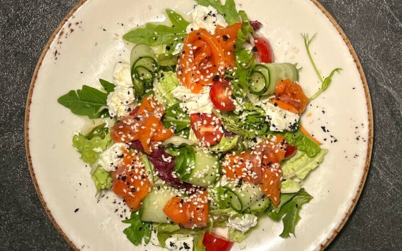 Салат с форелью и творожным сыром