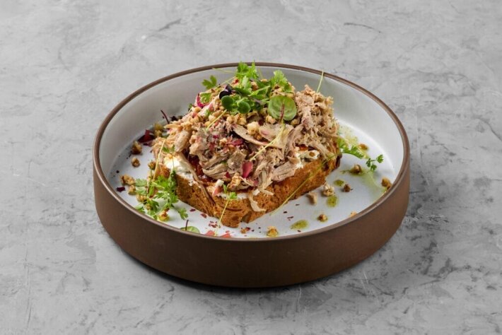 Луста на луковом хлебе с разварной уткой, сметанным сыром и луковым джемом