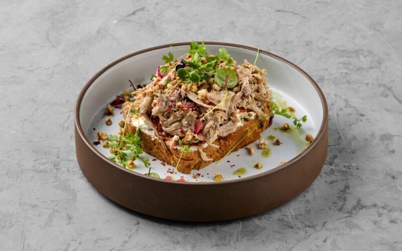 Луста на луковом хлебе с разварной уткой, сметанным сыром и луковым джемом