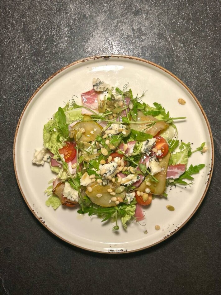 Салат с хамоном и сыром «Бри»