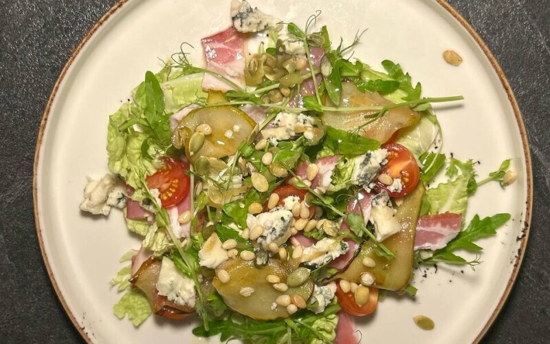 Салат с хамоном и сыром «Бри»