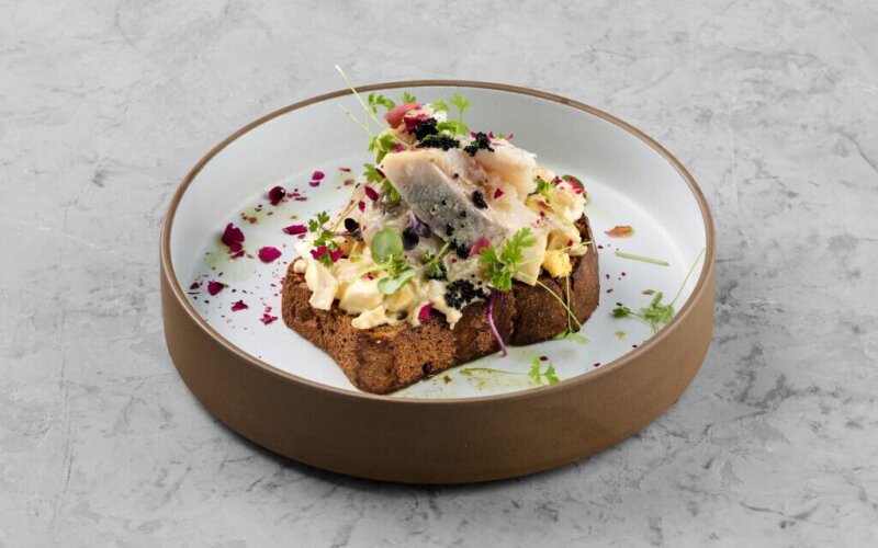 Луста на тёмном хлебе с сельдью, яичным салатом и вяленой свеклой