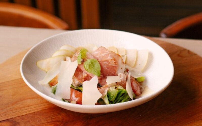 Салат с прошутто