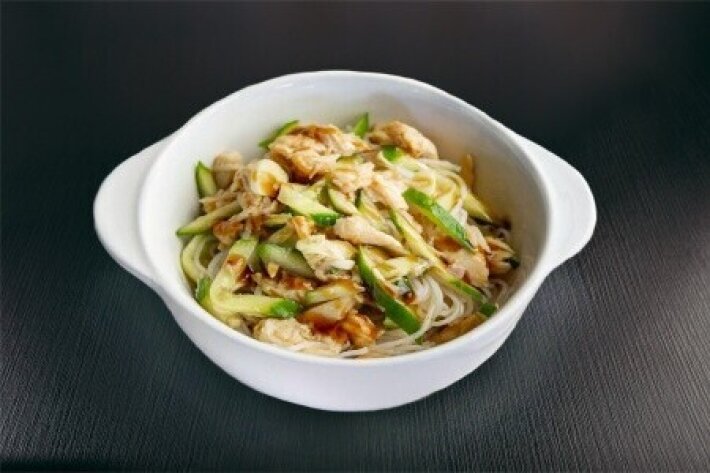 Салат с фунчозой и курицей