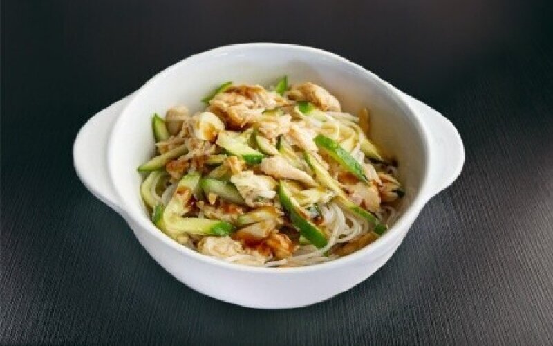 Салат с фунчозой и курицей