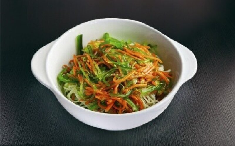 Салат с фунчозой и чукой