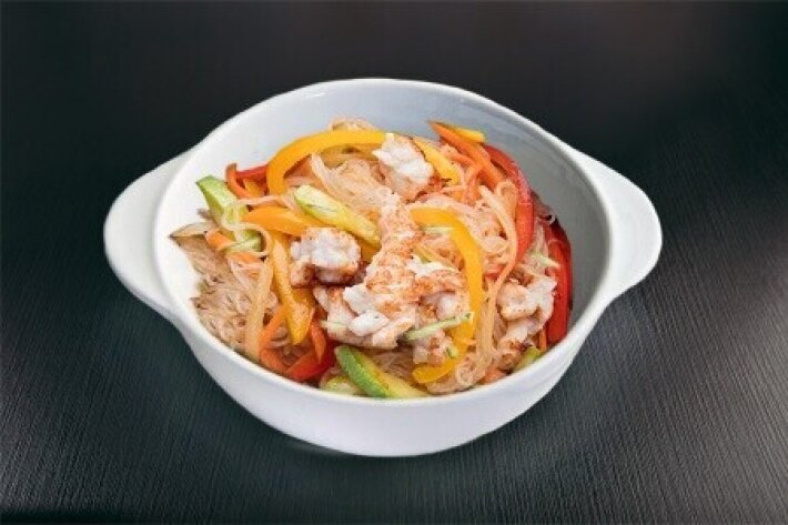 Салат с фунчозой, овощами и курицей