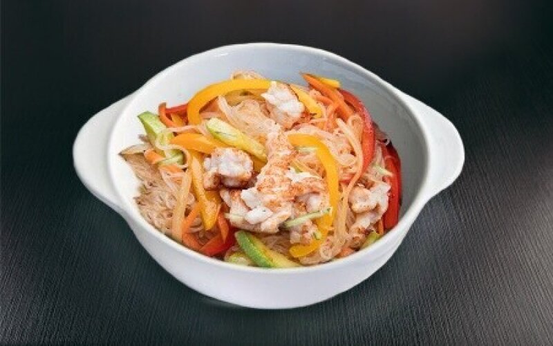 Салат с фунчозой, овощами и курицей