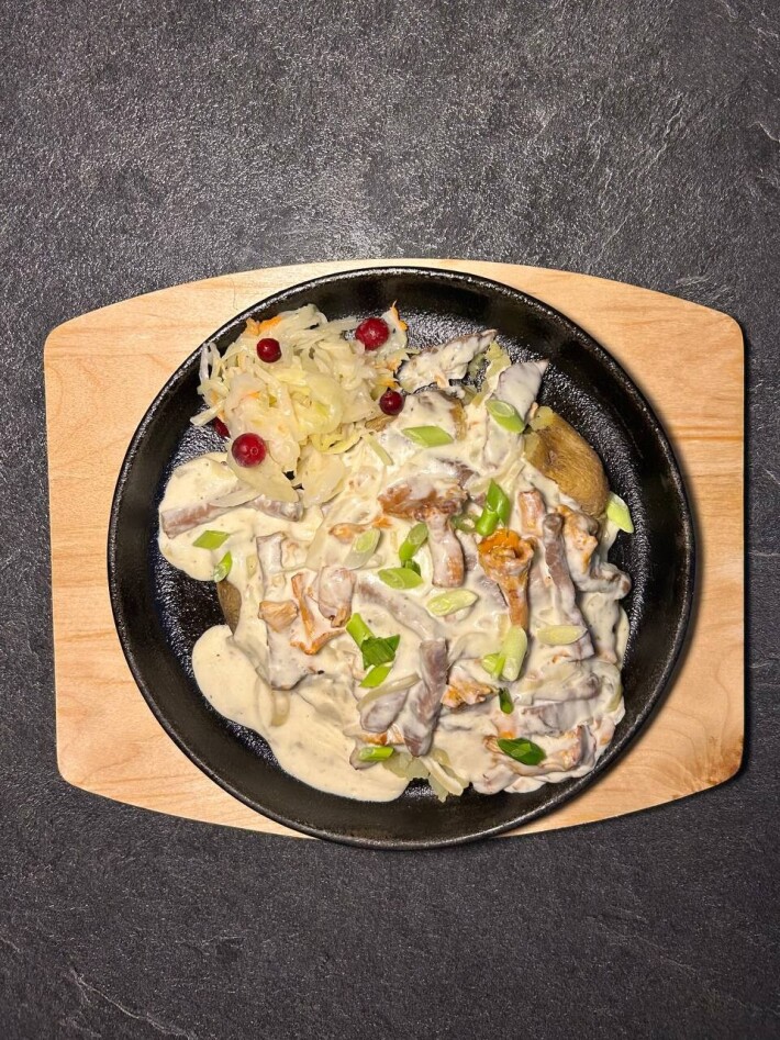 Печёный картофель с томлёной говядиной и лисичками