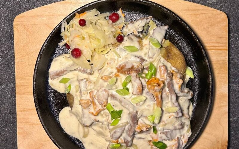 Печёный картофель с томлёной говядиной и лисичками
