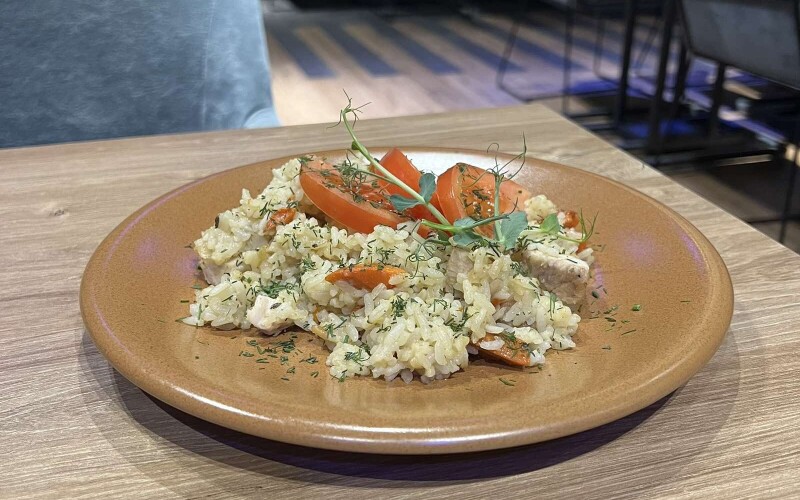 Плов с индейкой с помидором свежим