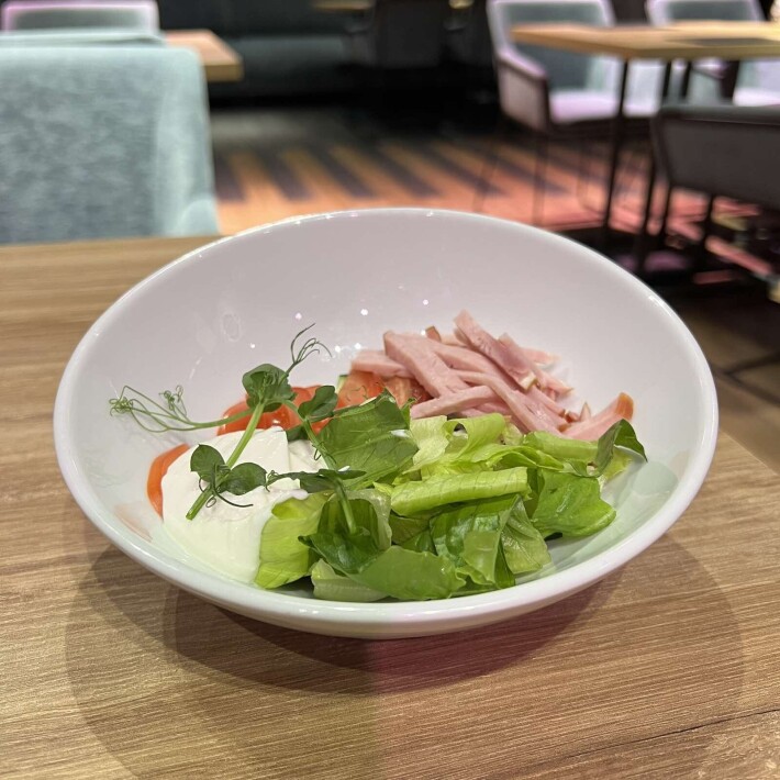 Салат овощной с ветчиной и сливочным соусом