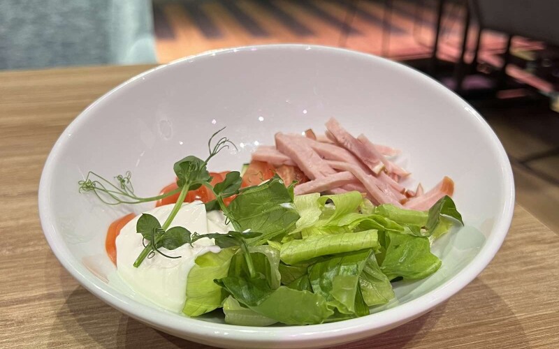 Салат овощной с ветчиной и сливочным соусом