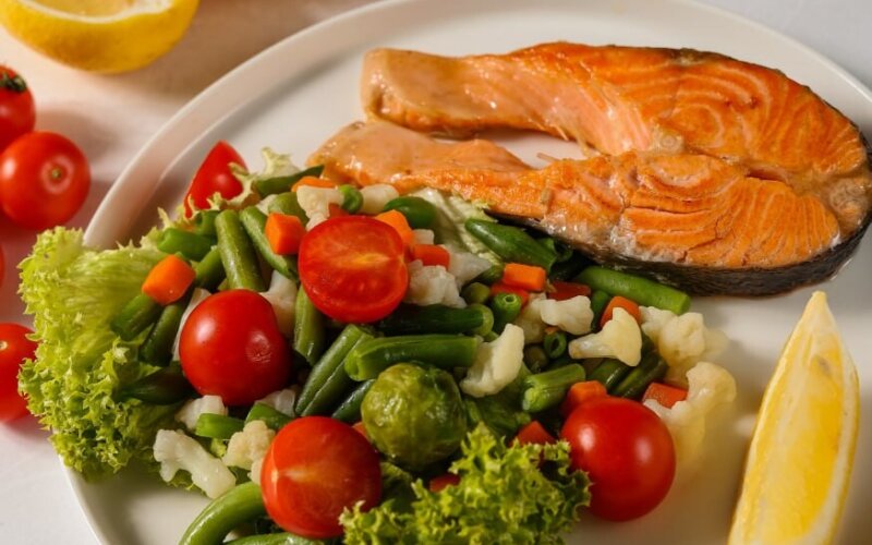 Стейк из лосося с овощами на пару
