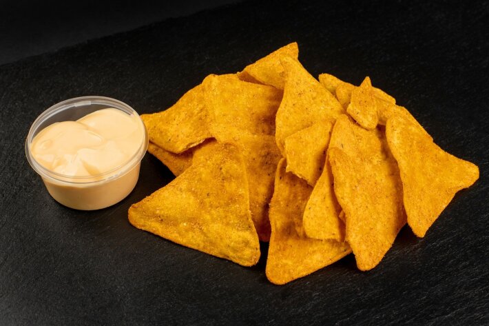 Чипсы начос с сырным соусом