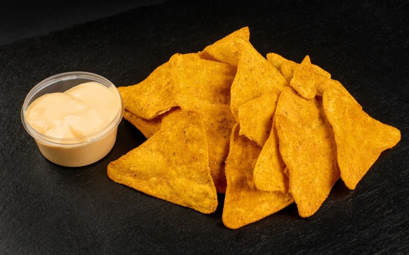 Чипсы начос с сырным соусом