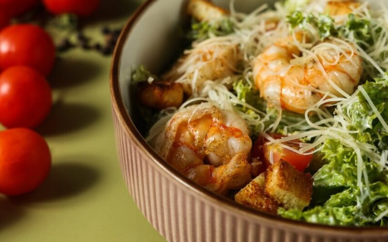 Салат «Цезарь с креветками»