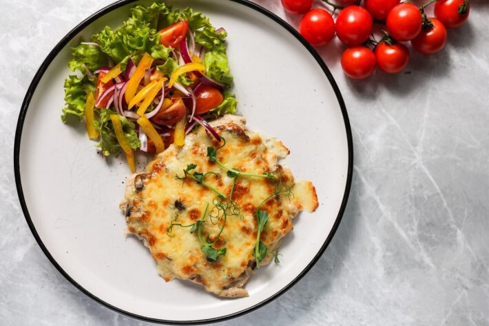 Свинина с грибами и сыром с фреш-салатом