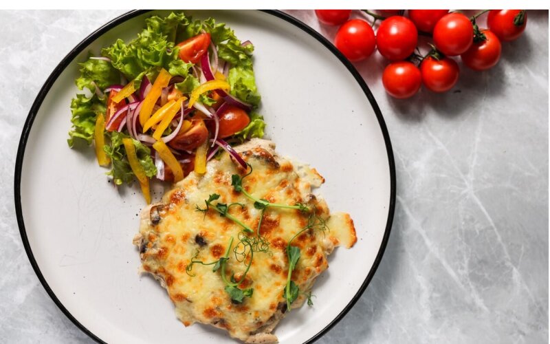 Свинина с грибами и сыром с фреш-салатом