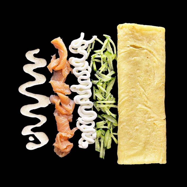 Блин с красной рыбой и кунжутным соусом