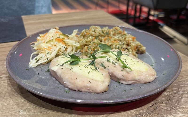 Котлеты рубленые, запеченные с молочным соусом