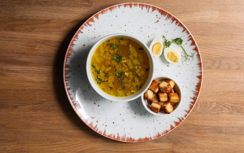 Куриный суп с гренками и перепелиным яйцом