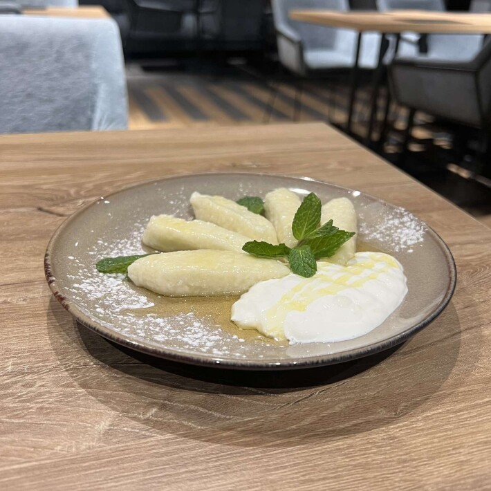 Вареники ленивые со сметаной и медом